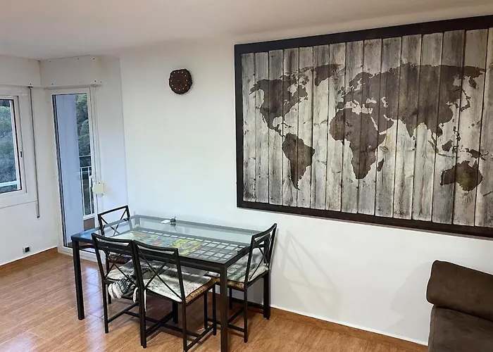 Flat With Birdsongs & Character! Appartamento Calella